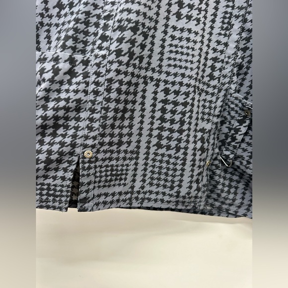 Dickies Black and Gray Front Pocket Scrub Top Size Medium - Picture 3 of 5